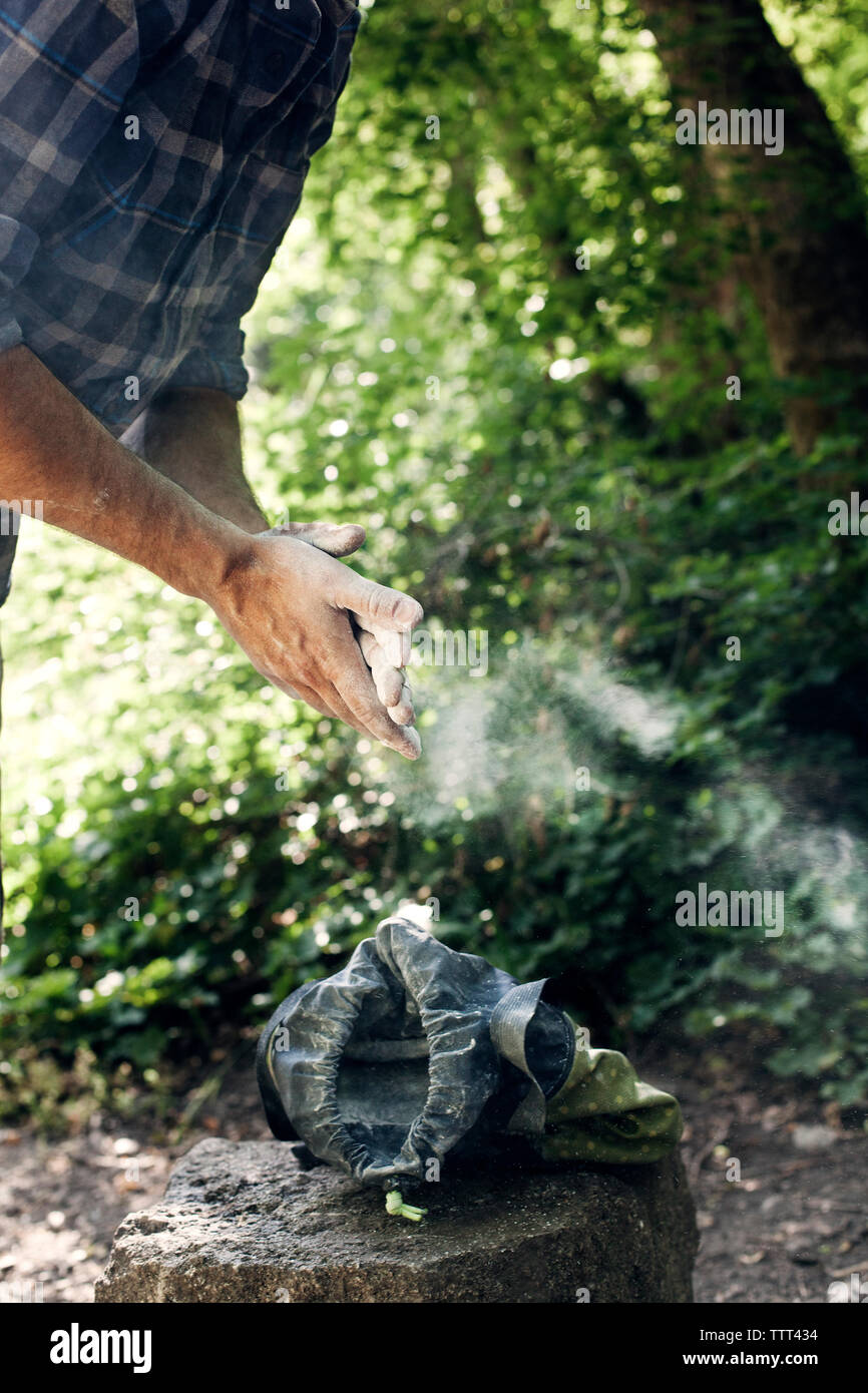 Portrait de l'homme tout en se tenant dans les mains le farinage forest Banque D'Images