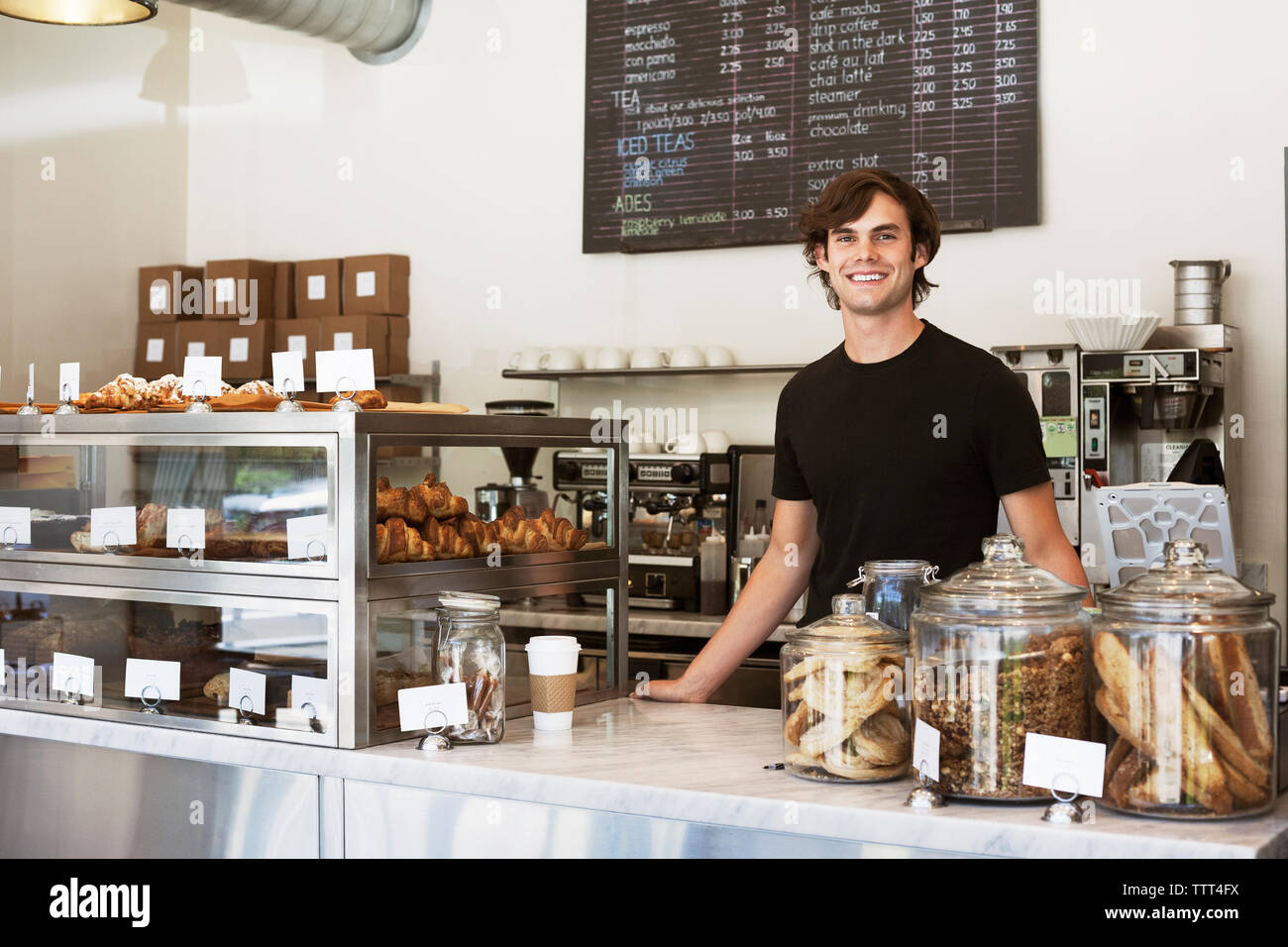 Portrait of happy man comptoir du magasin Banque D'Images