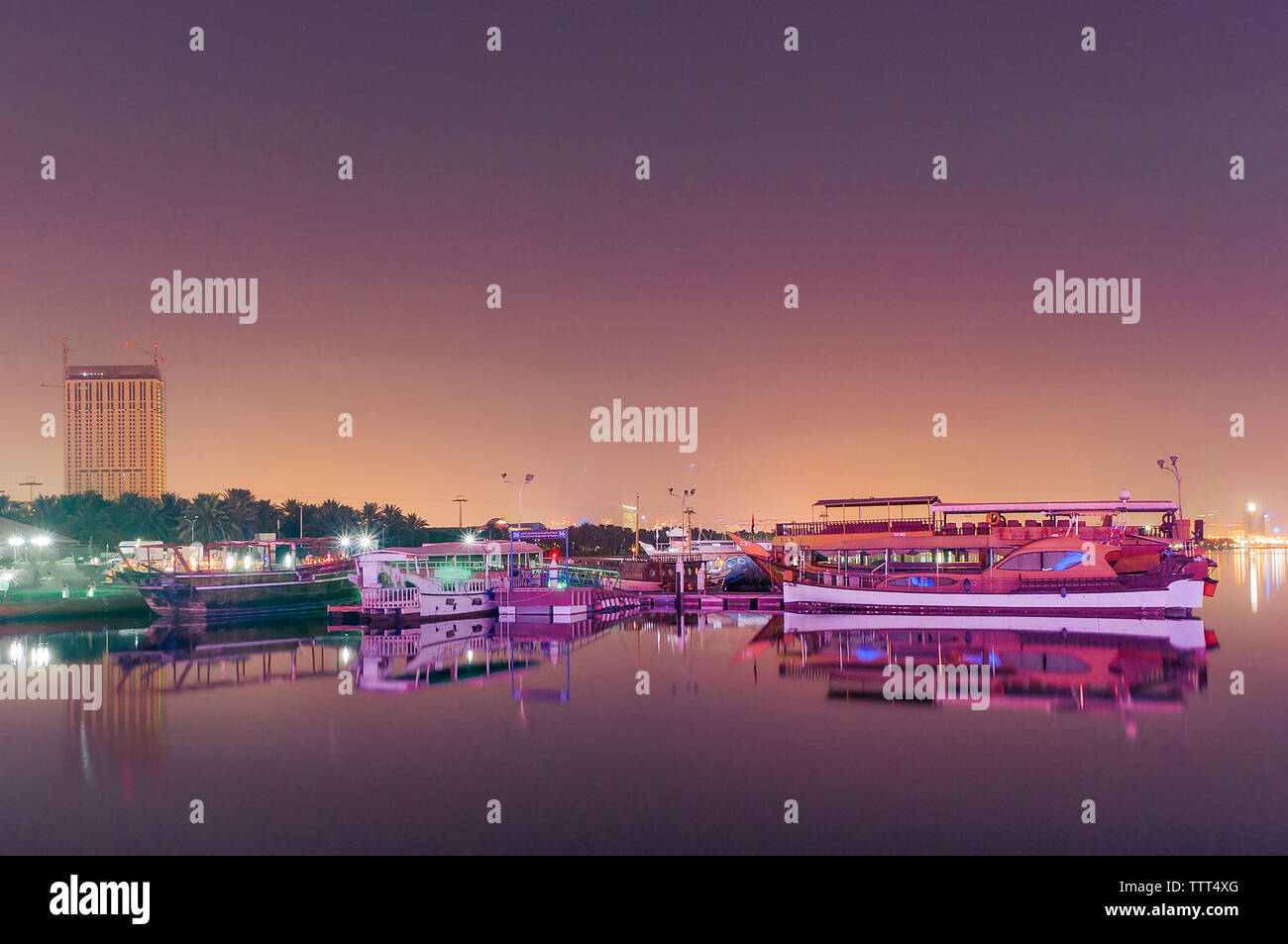Bateaux amarrés dans le port contre ciel clair pendant le crépuscule Banque D'Images