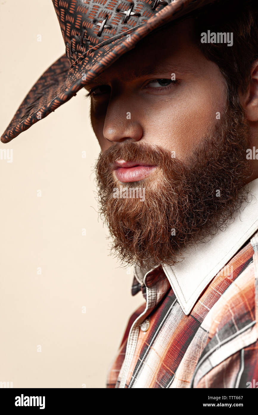Jeune homme séduisant dans un cowboy hat Banque D'Images