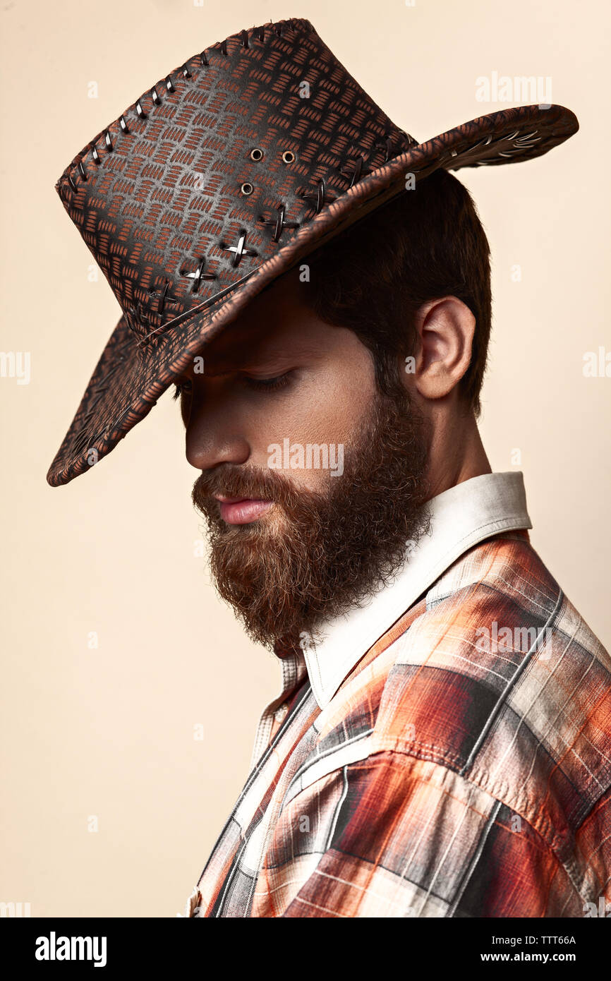 Jeune homme séduisant dans un cowboy hat Banque D'Images