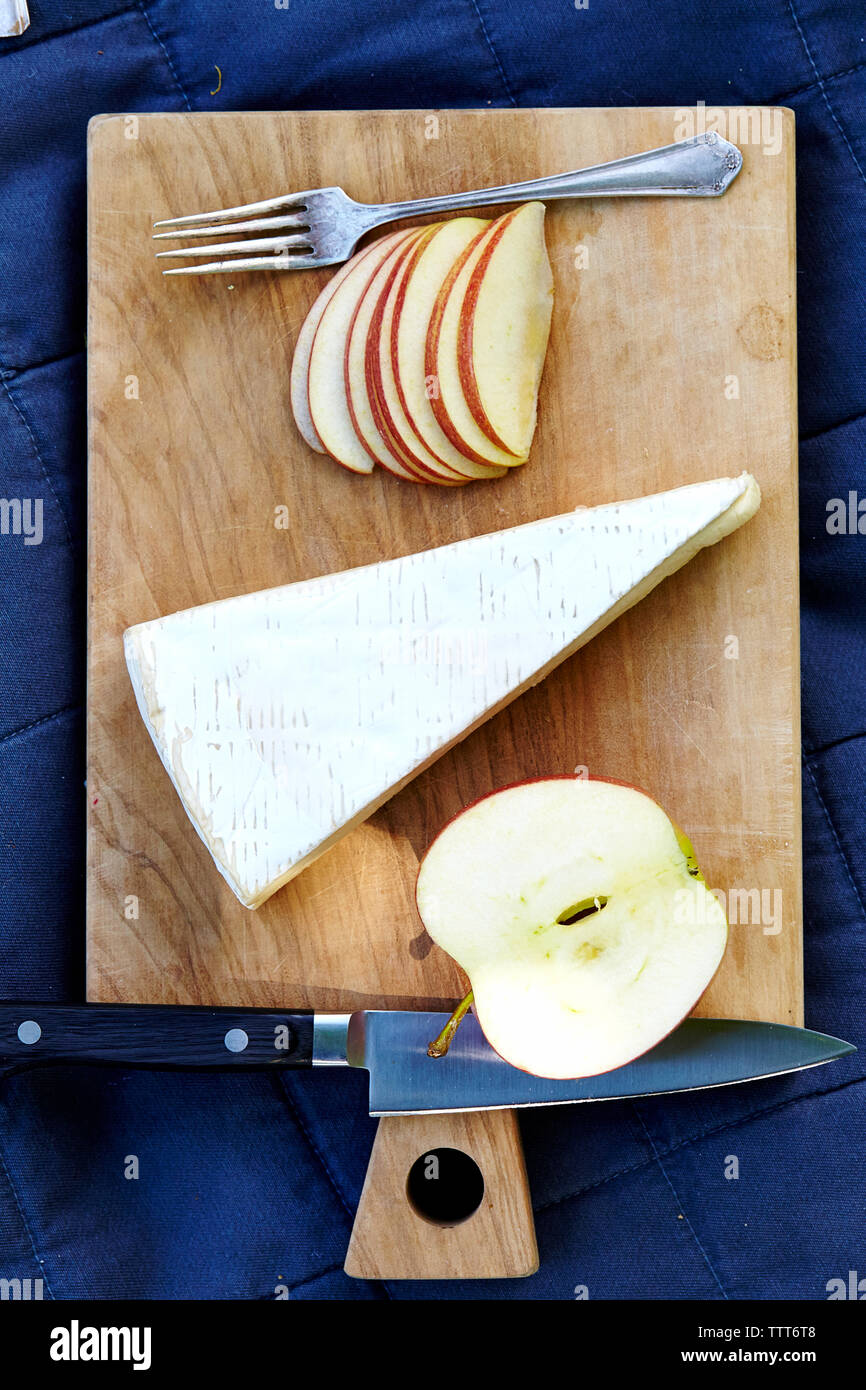 Vue de dessus de la tranche de pomme sur une planche à découper Banque D'Images