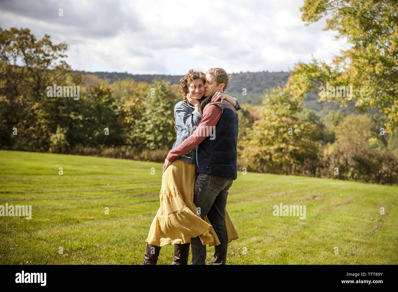 Couple smiling ensemble avec les cheveux en domaine Banque D'Images