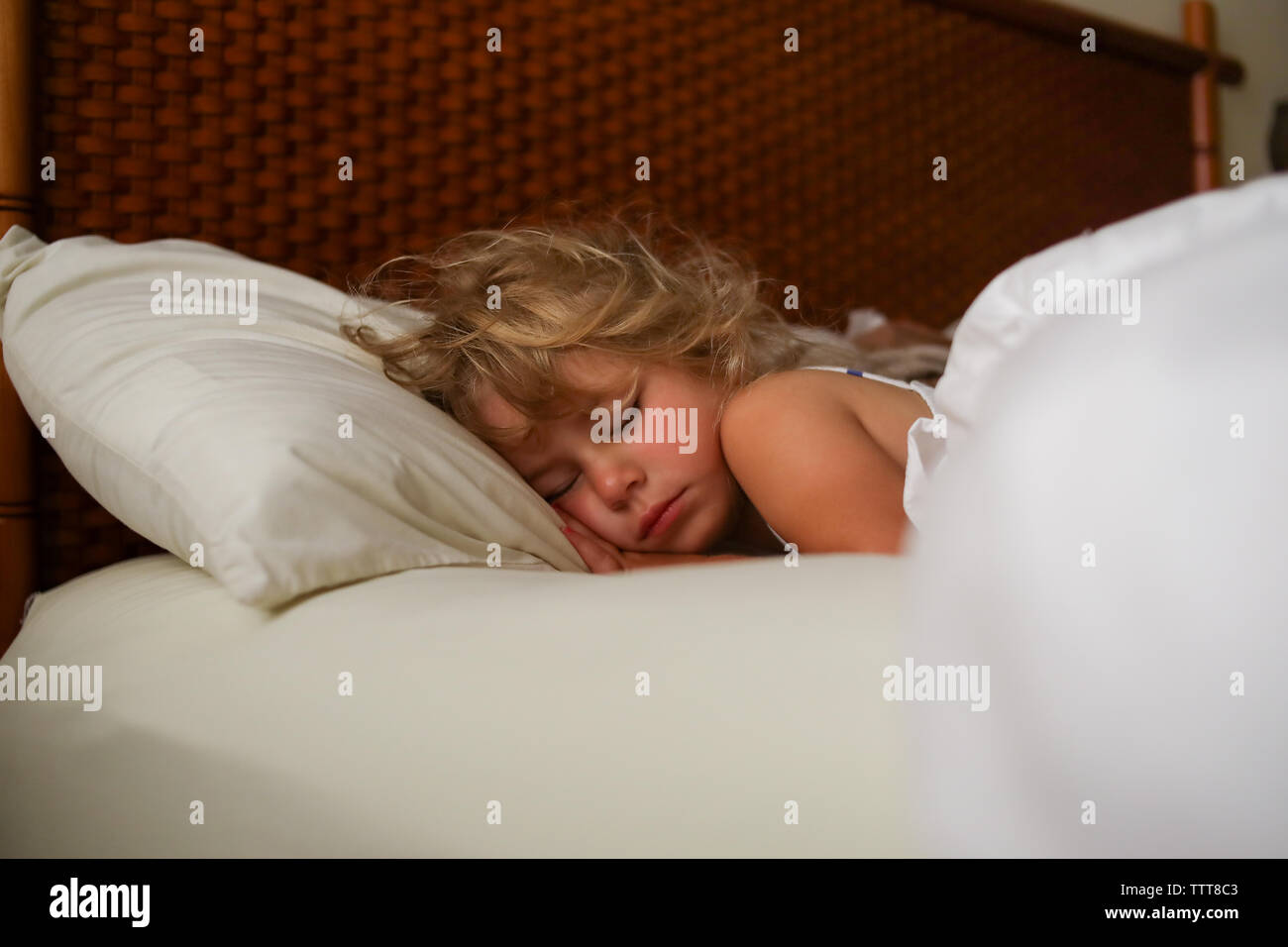 Close up of little girl sleeping dans chambre d'hôtel bbed Banque D'Images