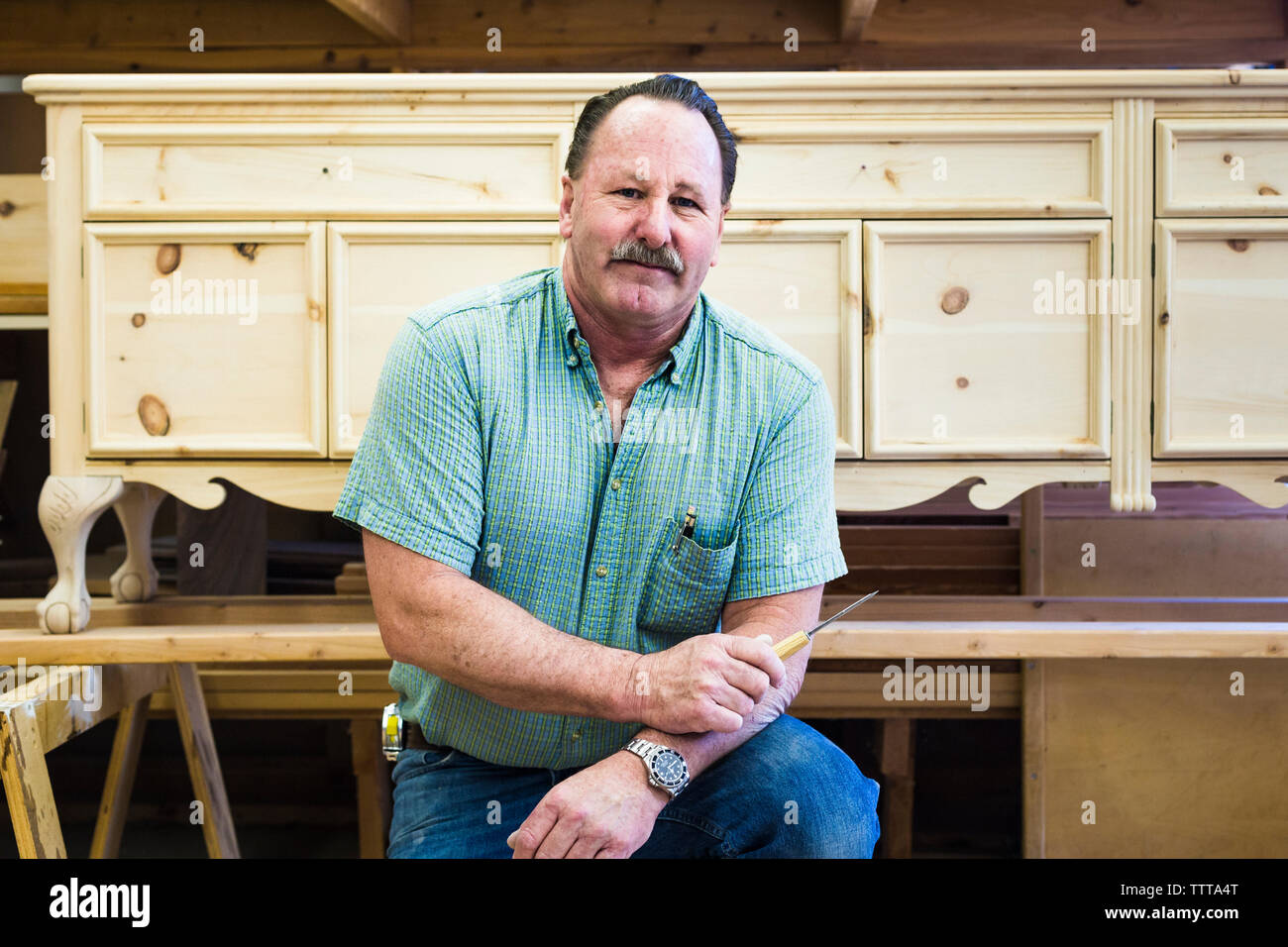 Portrait of carpenter en atelier Banque D'Images