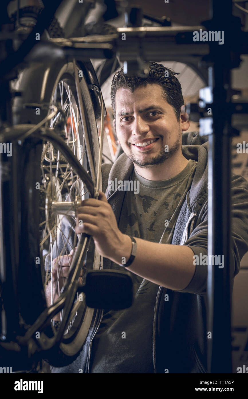 Portrait de l'examen de la clientèle à pneu de vélo store Banque D'Images