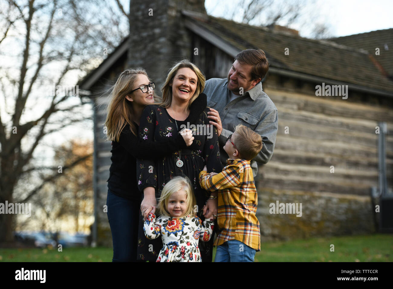 Heureux parents d'enfants de l'article at yard Banque D'Images