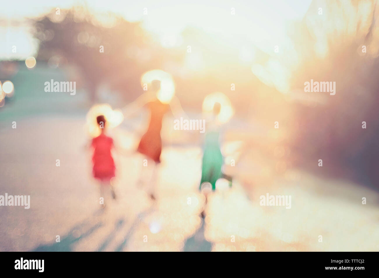 Image flou artistique de jeunes filles, jouant sur la rue en été Banque D'Images