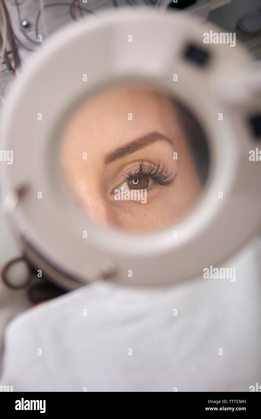 Close-up of patient vu à travers les yeux de clinique médicale à la loupe Banque D'Images