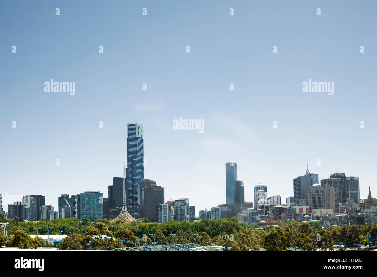 Les bâtiments modernes contre ciel en ville Banque D'Images