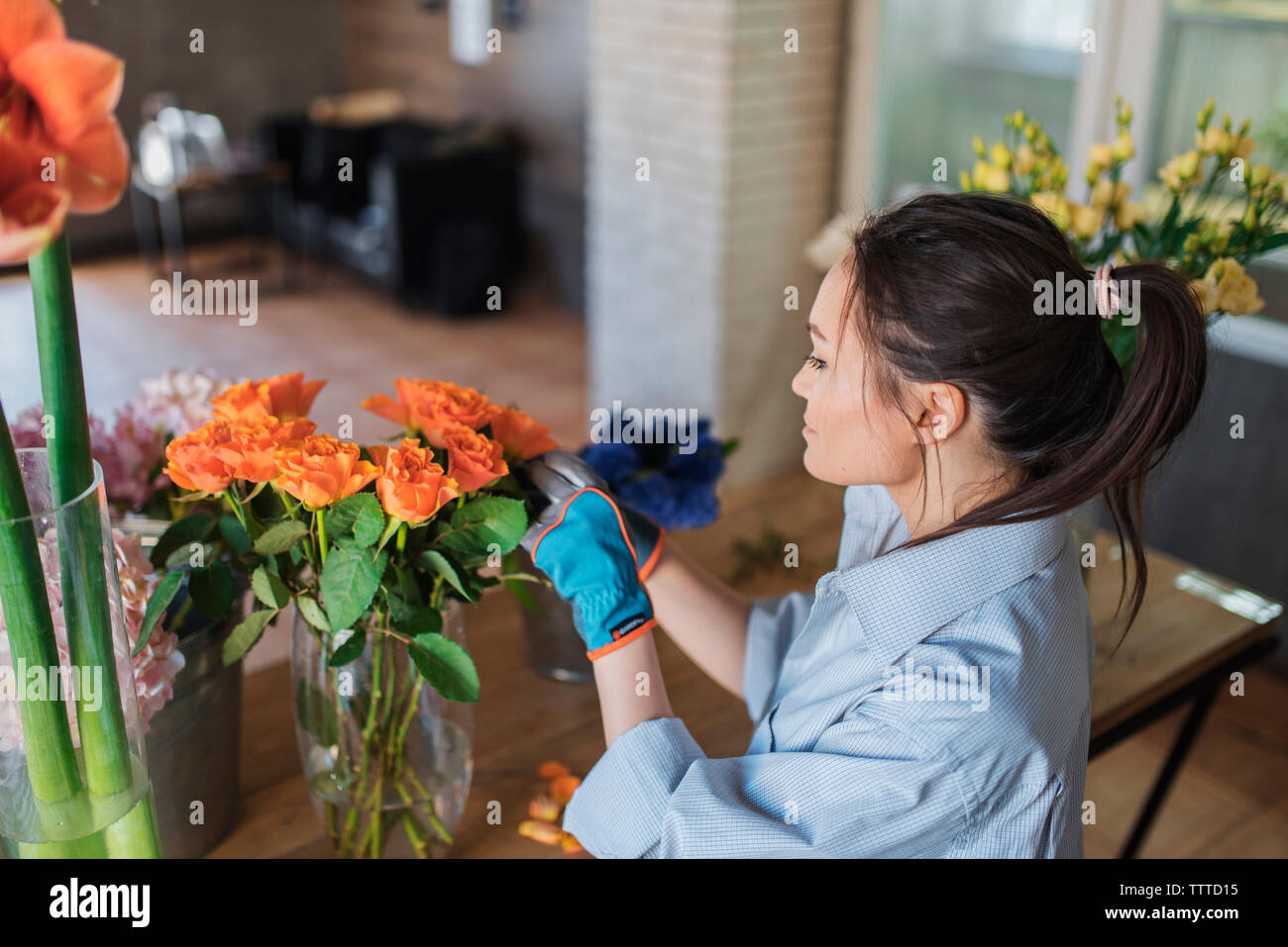 High angle view of florist working at flower shop Banque D'Images