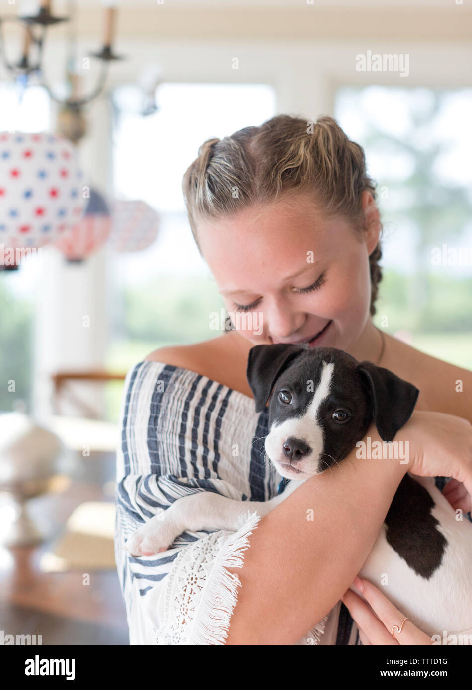Enfant spéléologie un chiot noir et blanc avec les oreilles tombantes Banque D'Images