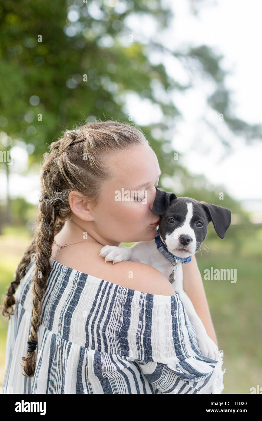 Girl kissing chiot Banque D'Images