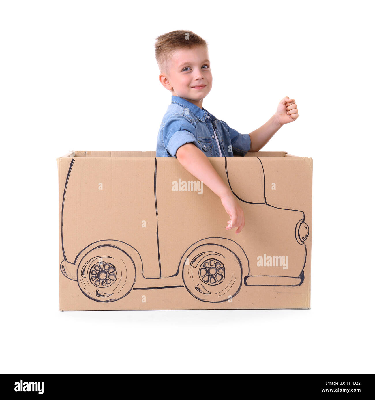 Creative Garçon jouant avec carton car, isolé sur blanc Photo Stock - Alamy
