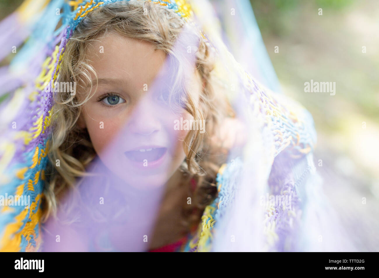 Cheveux bouclés aux yeux bleus petite fille Banque D'Images