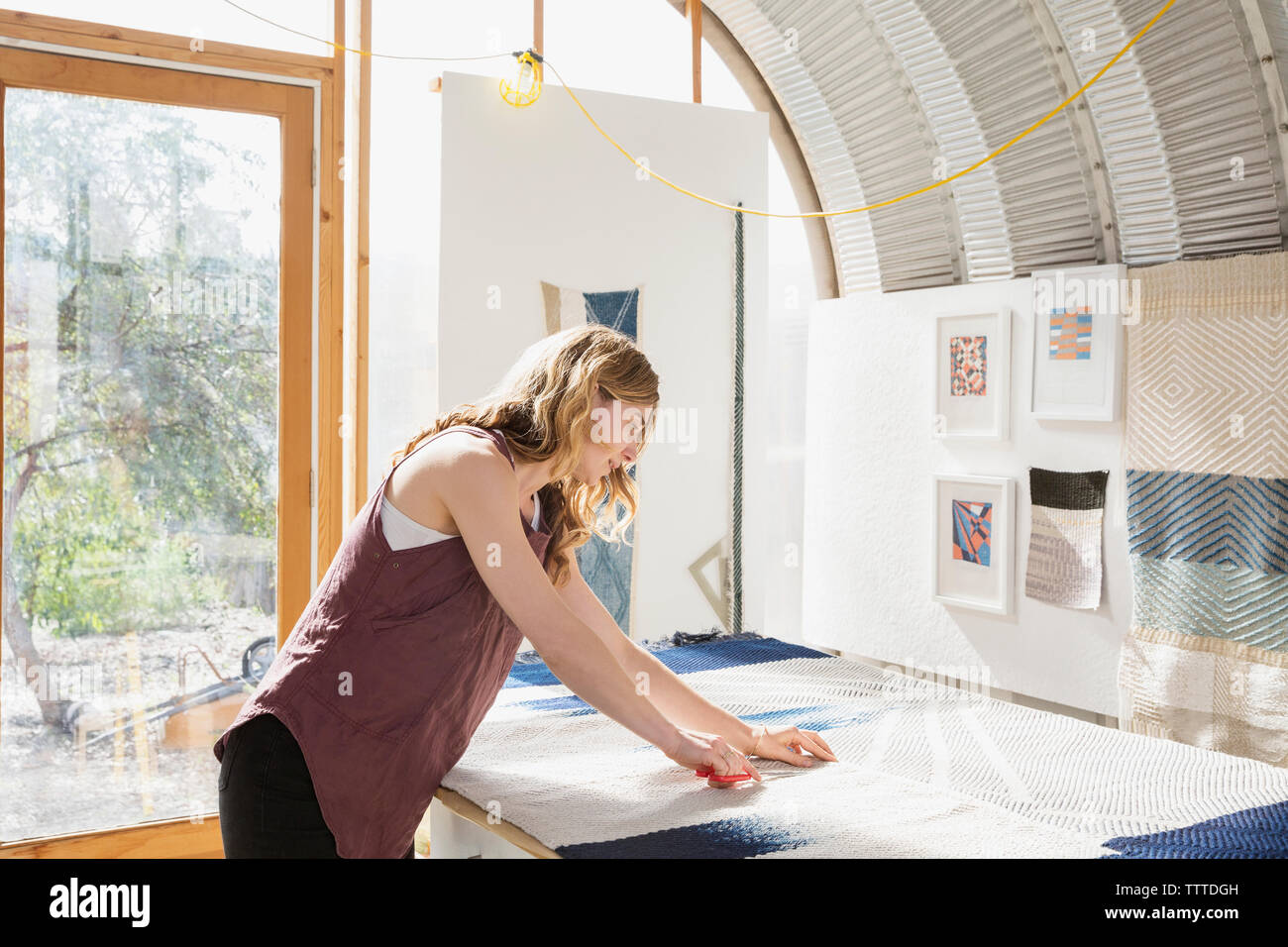 Concepteur de femmes à la maison en tissu coupe Banque D'Images