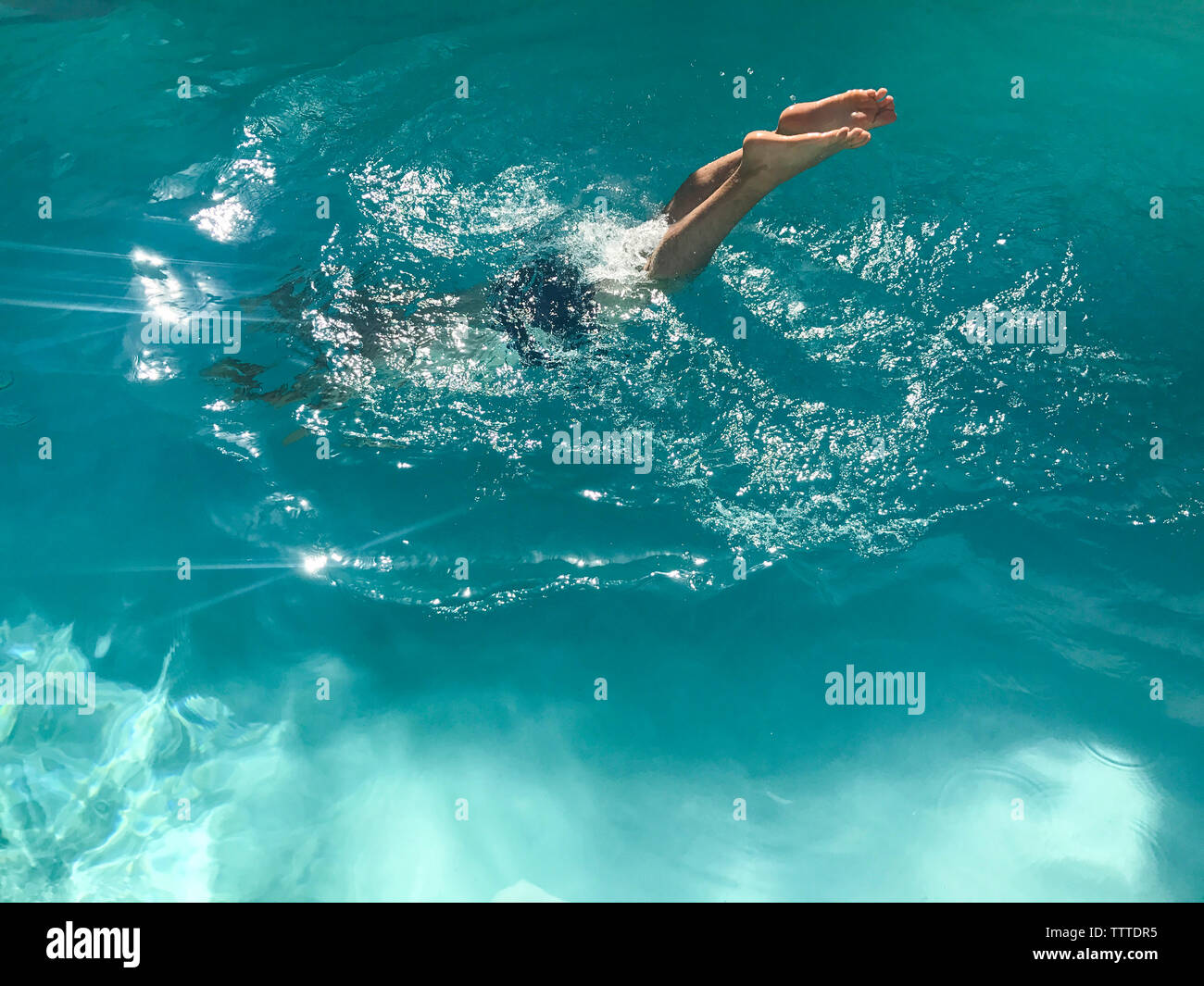 High angle view of man la plongée en piscine Banque D'Images