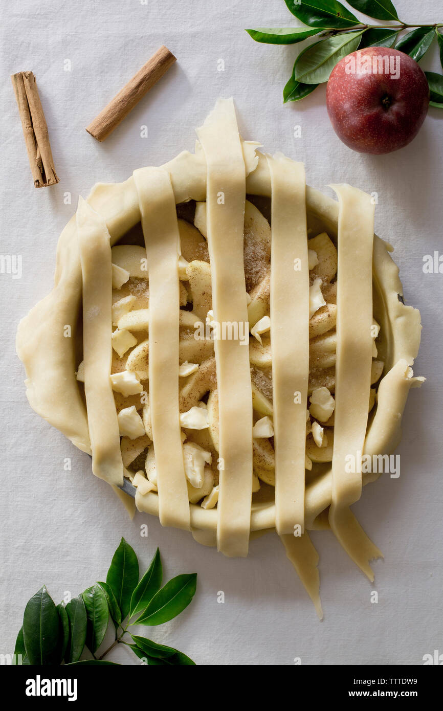 Vue de dessus de tarte aux pommes et cinnamons sur table Banque D'Images