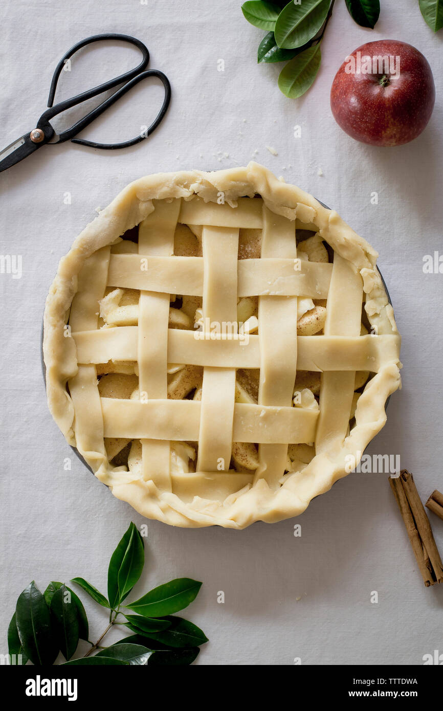 Vue de dessus de la tarte aux pommes sur la table des matières premières Banque D'Images