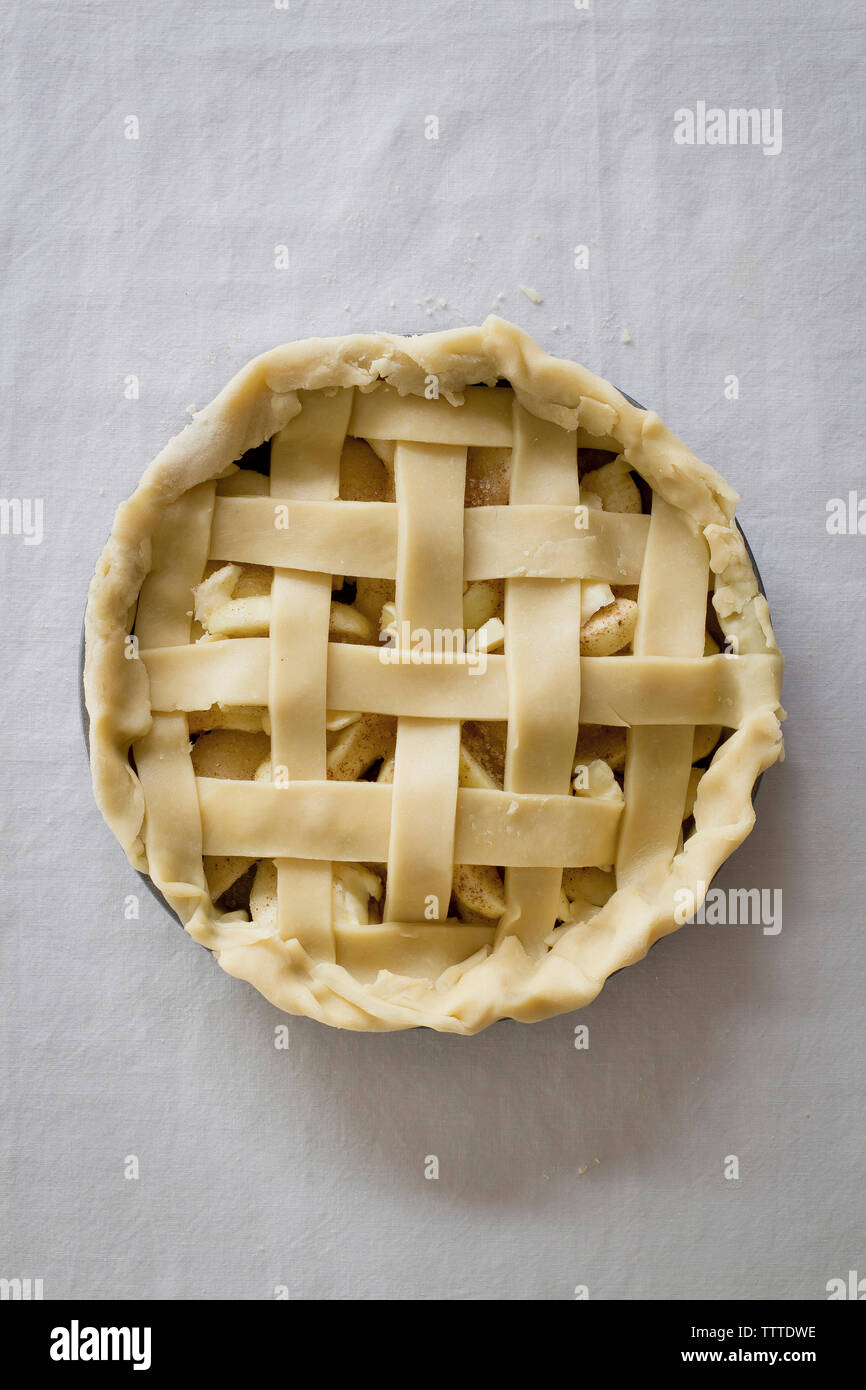 Vue de dessus de la tarte aux pommes sur la table Banque D'Images