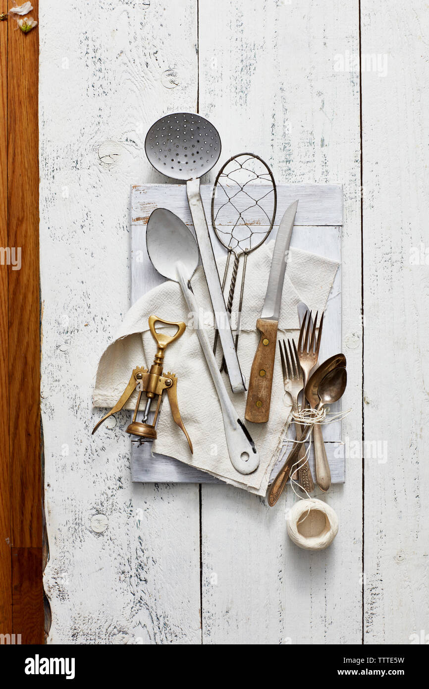 Portrait d'ustensiles de cuisine avec tire-bouchon et le thread sur table en bois Banque D'Images