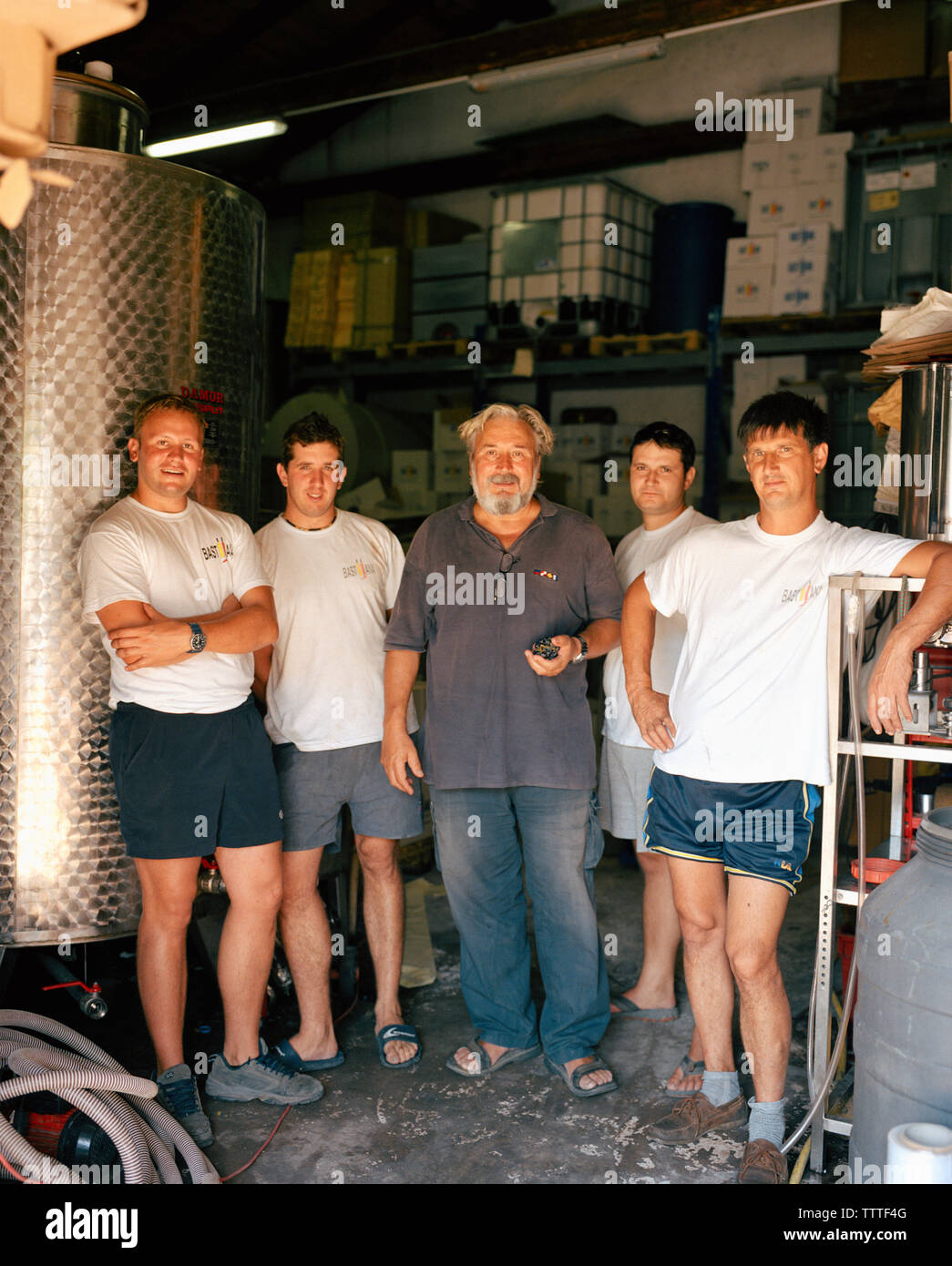 La Croatie, Hvar, île de la côte dalmate, un viticulteur Andro Tomic avec ses ouvriers dans sa vinerie Bastijana sur l'île de Hvar. Il fait Prosek. Banque D'Images