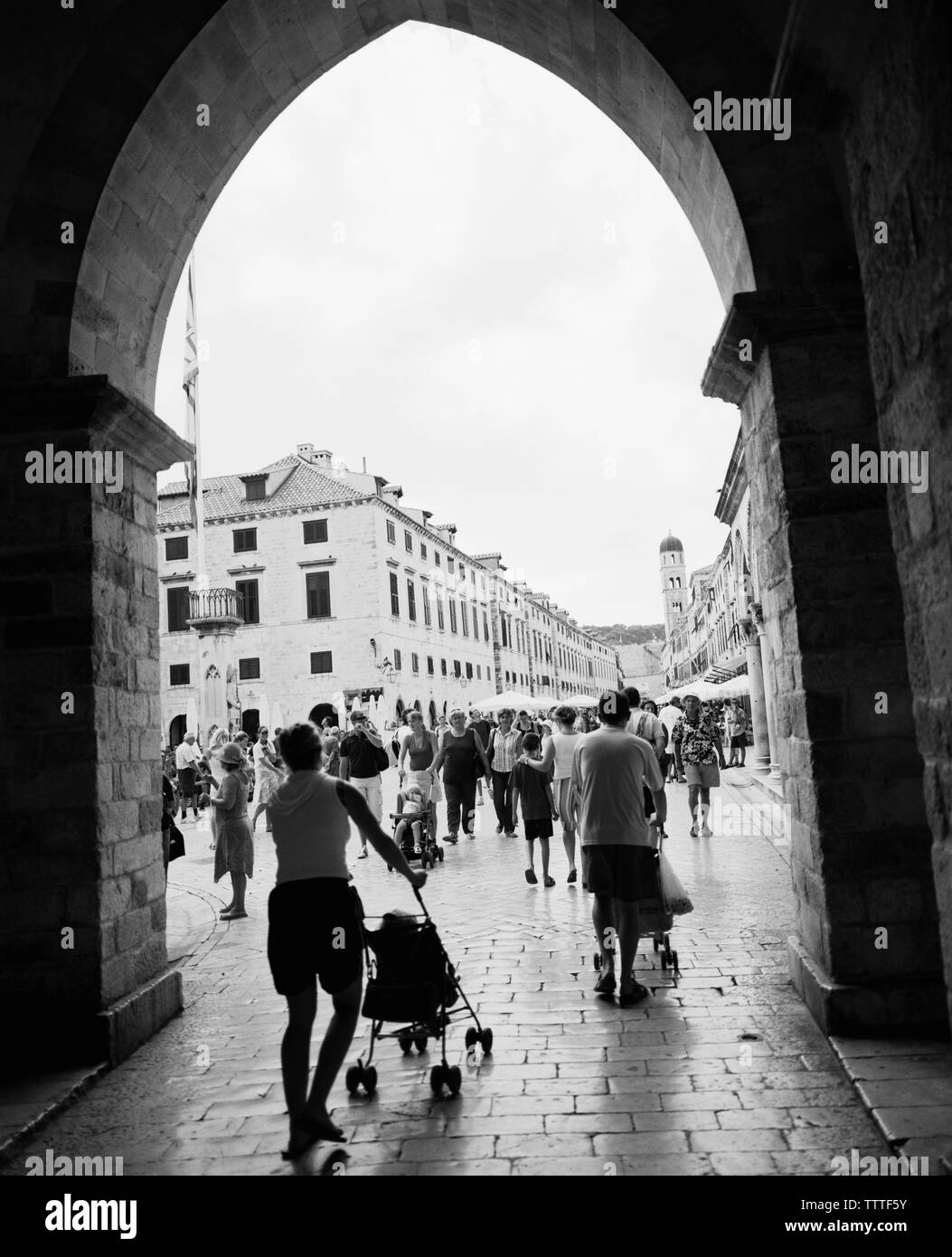 La Croatie, Dubrovnik, la côte dalmate, une entrée dans la vieille ville fortifiée de Dubrovnik. Banque D'Images