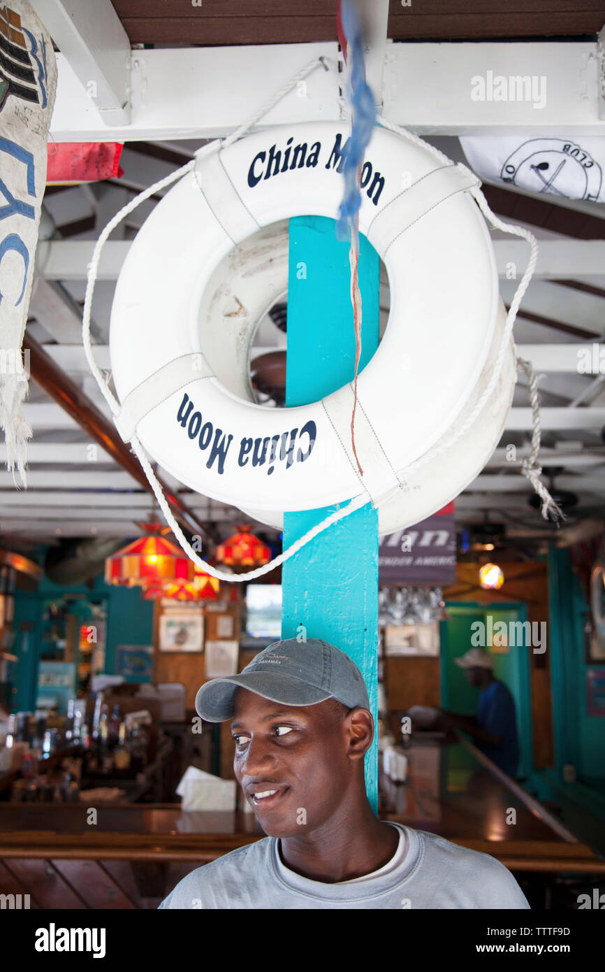 EXUMA, Bahamas. L'intérieur de l'homme locales Staniel Cay Yacht Club de Staniel Cay. Banque D'Images
