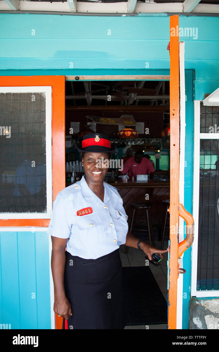 EXUMA, Bahamas. Une femme de la police locale à l'Staniel Cay Yacht Club à Staniel Cay. Banque D'Images