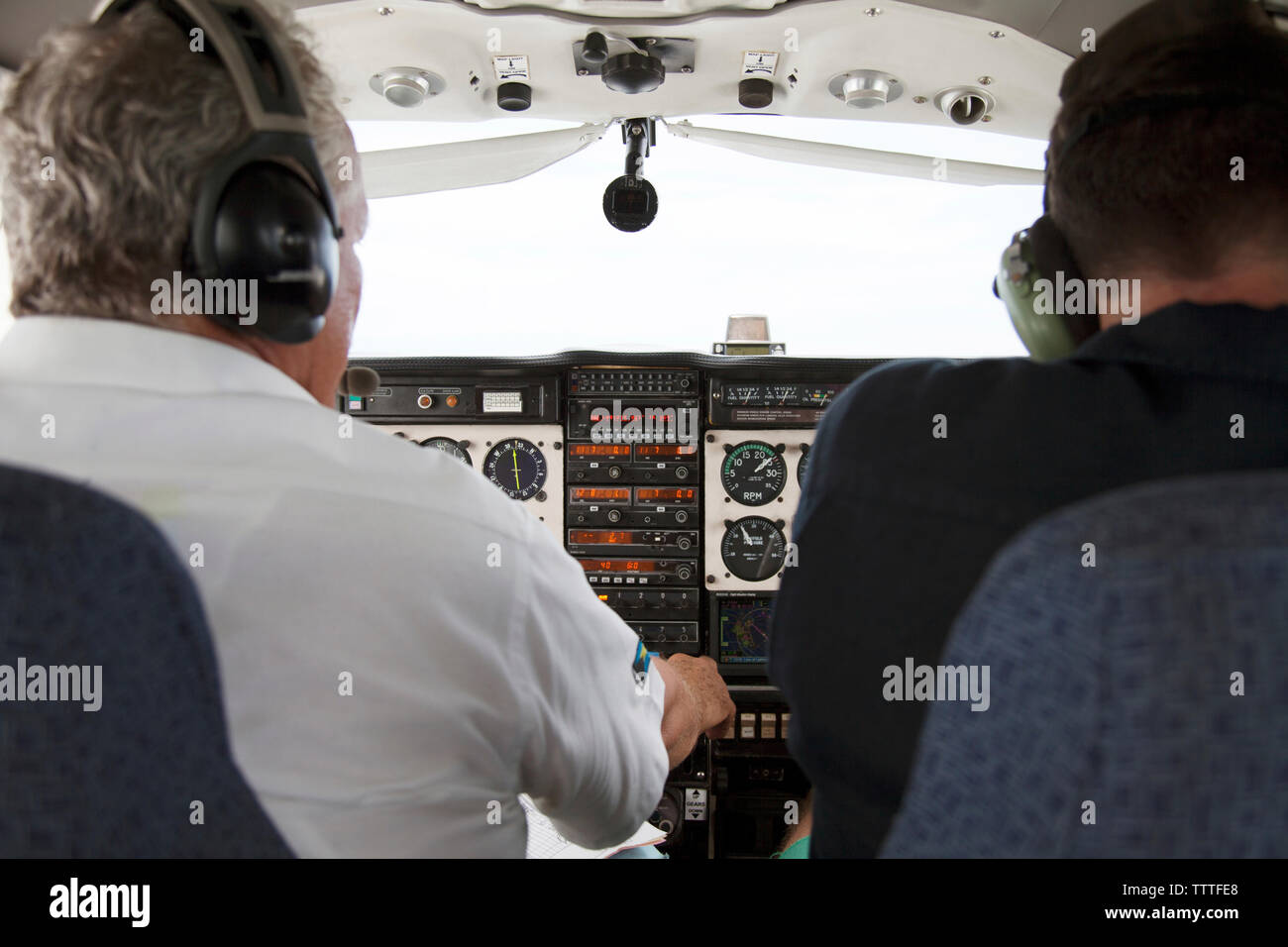 EXUMA, Bahamas. Vue du cockpit sur le vol de retour à Nassau à partir de l'Exuma Islands. Banque D'Images