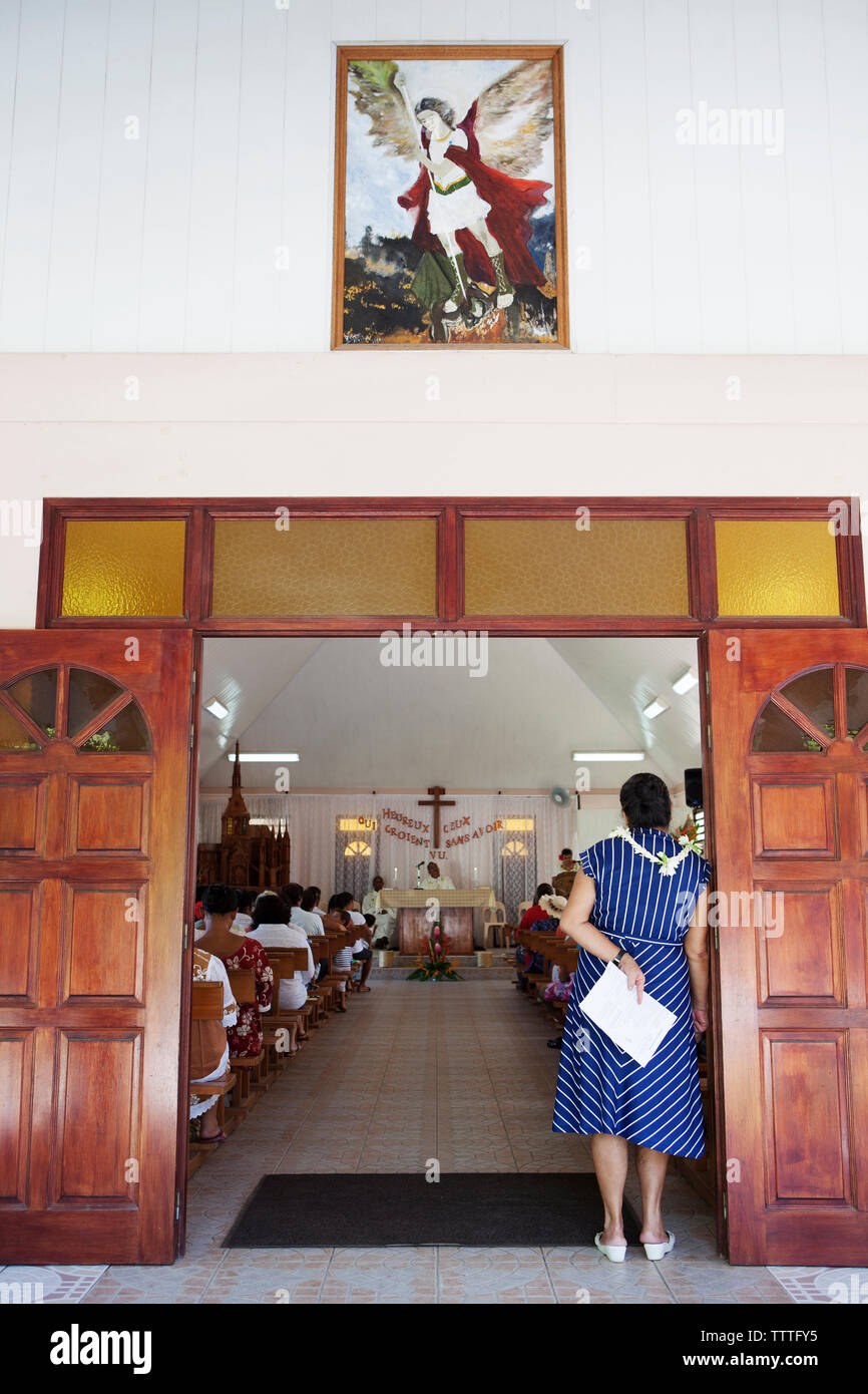 Moorea, Polynésie française. Un service de l'église locale de l'île. Banque D'Images