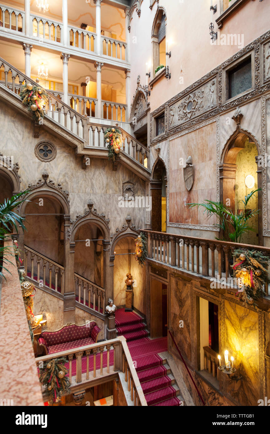 ITALIE, Venise. Une vue sur l'escalier dans le hall de l'hôtel Danieli. Banque D'Images