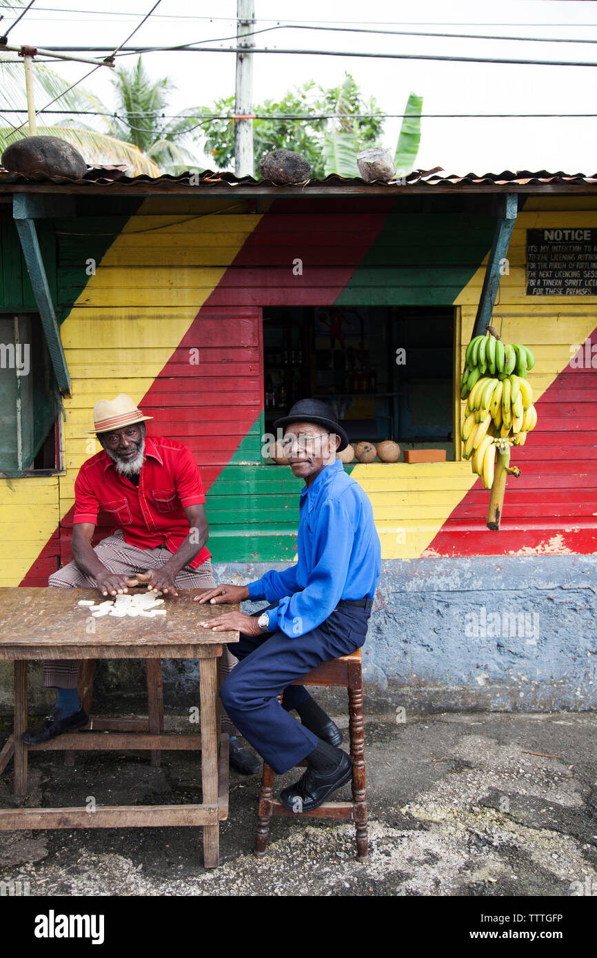 La JAMAÏQUE, Port Antonio. Joseph 'Poudre' Bennett et Derrick 'Johnny' Henry du Mento band, le Jolly Boys jouer aux dominos au Willow Wind Bar. Banque D'Images