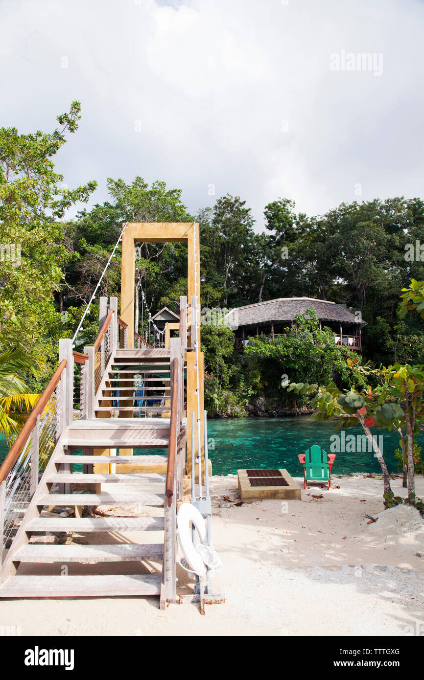 JAMAÏQUE, Oracabessa. GoldenEye Hotel and Resort. Une vue sur le pont et le restaurant en arrière-plan. Banque D'Images