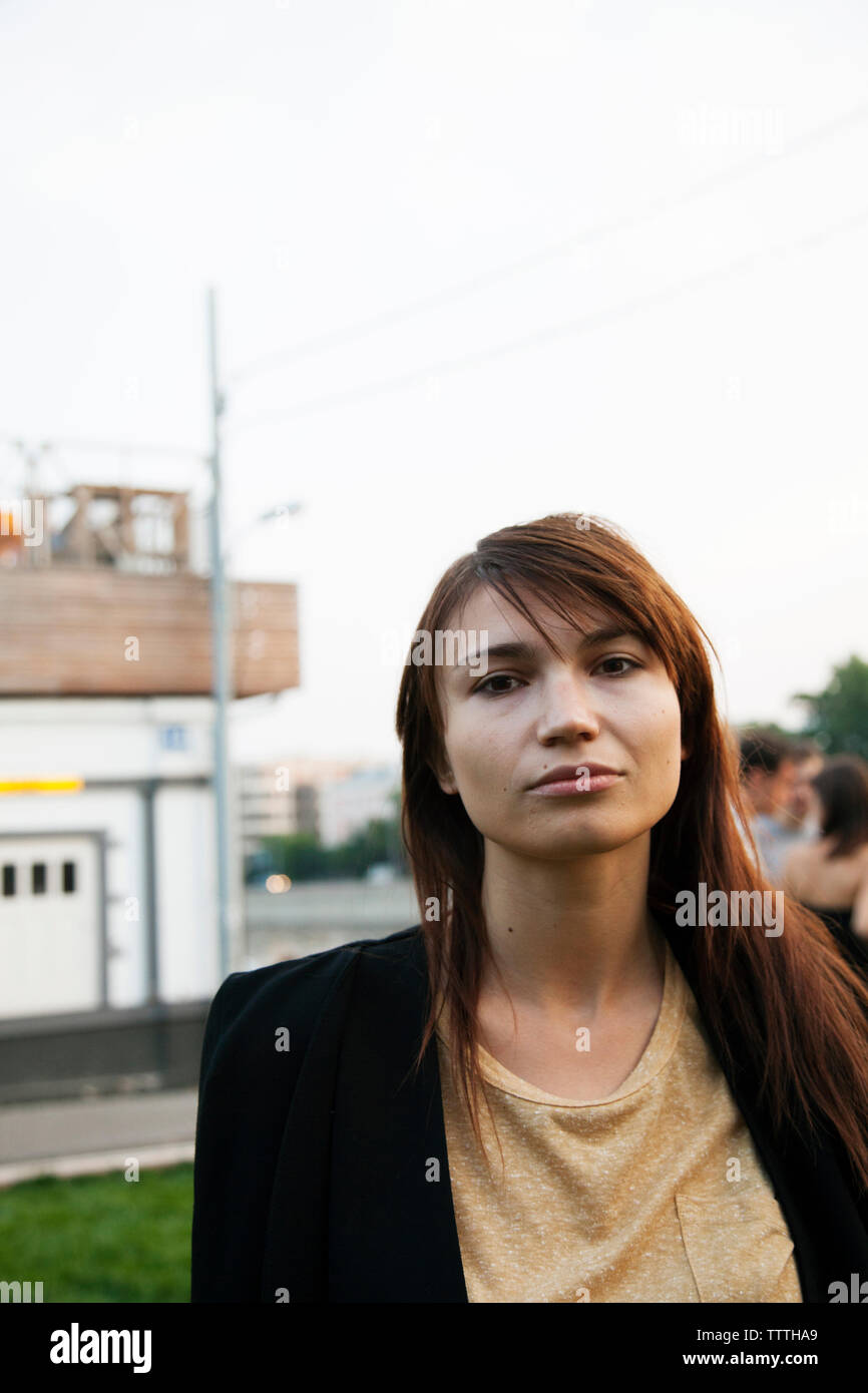 La Russie, Moscou. Les jeunes Moscovites au petit parc à la Strelka Institute par la rivière de Moscou. Banque D'Images
