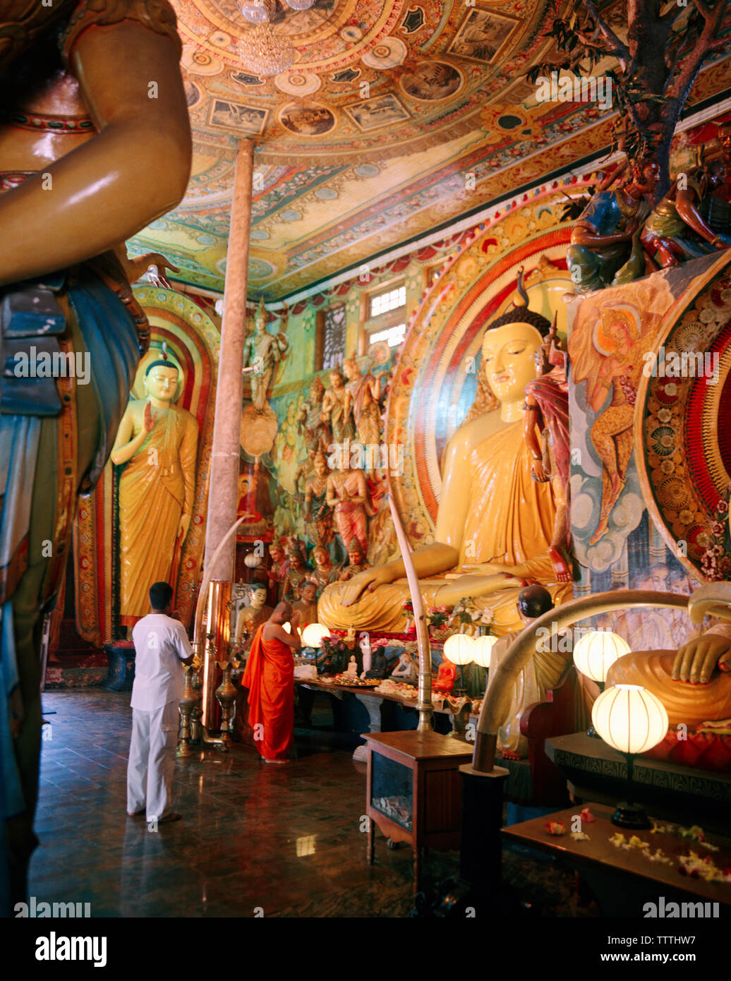 SRI LANKA, l'Asie, vue arrière d'un moine en prière au temple Gangaramaya Banque D'Images