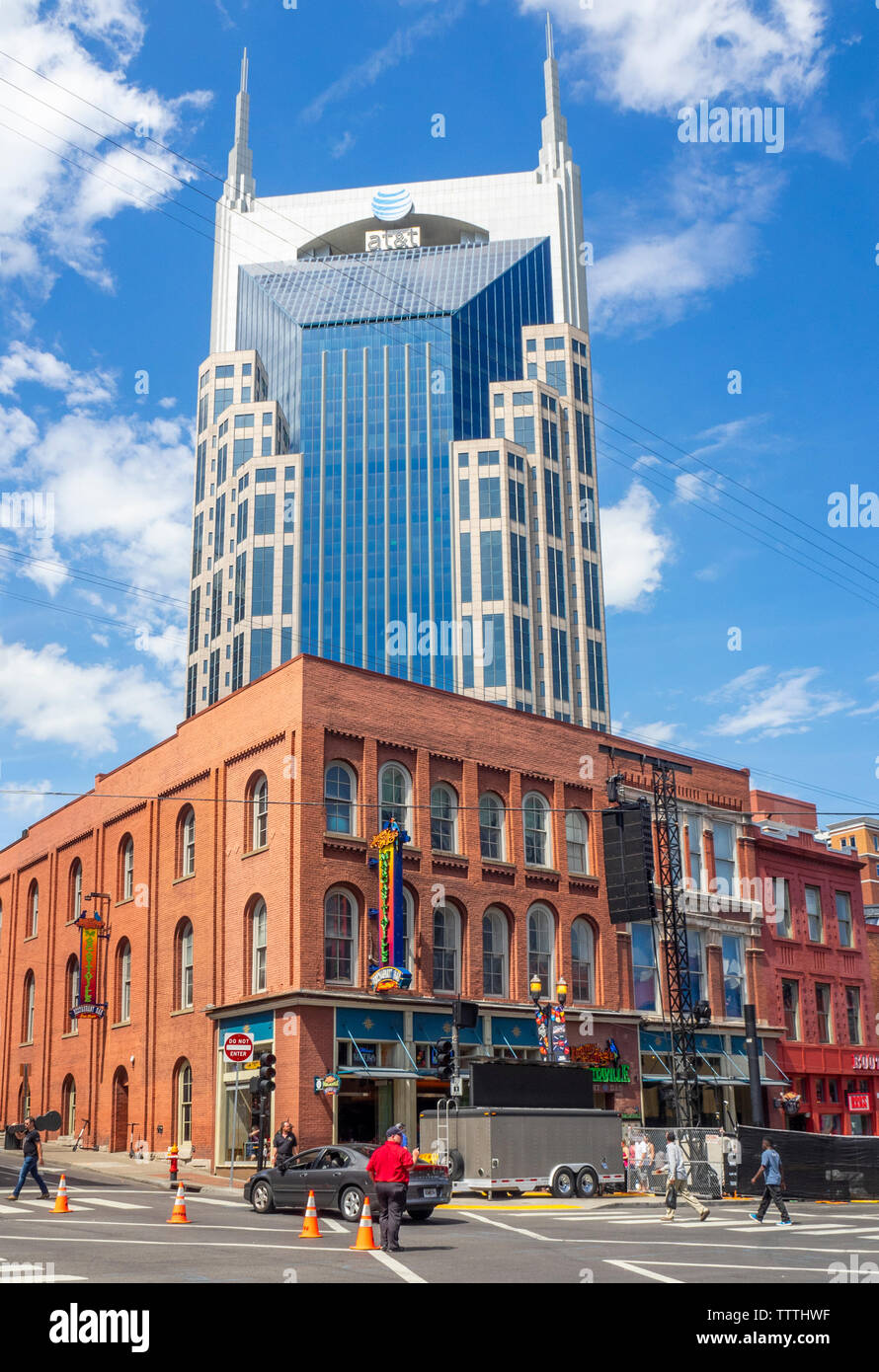 Margaritaville Jimmy Buffet Restaurant et salle de concert et d'AT&T d'une tour à bureaux au cours de NFL 2019 Nashville Tennessee USA. Banque D'Images
