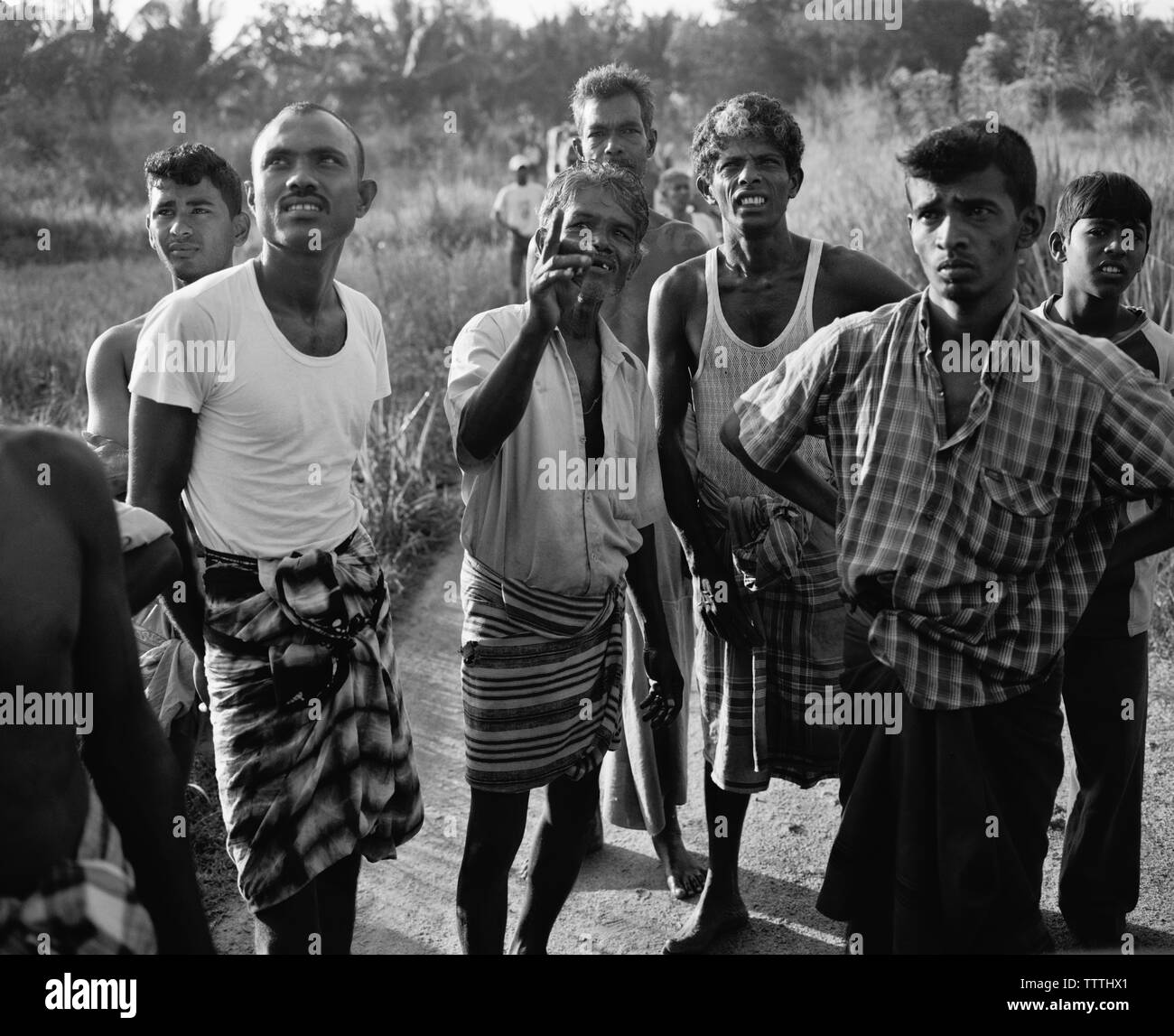 SRI LANKA, en Asie, un groupe de villageois à la recherche (B&W) Banque D'Images