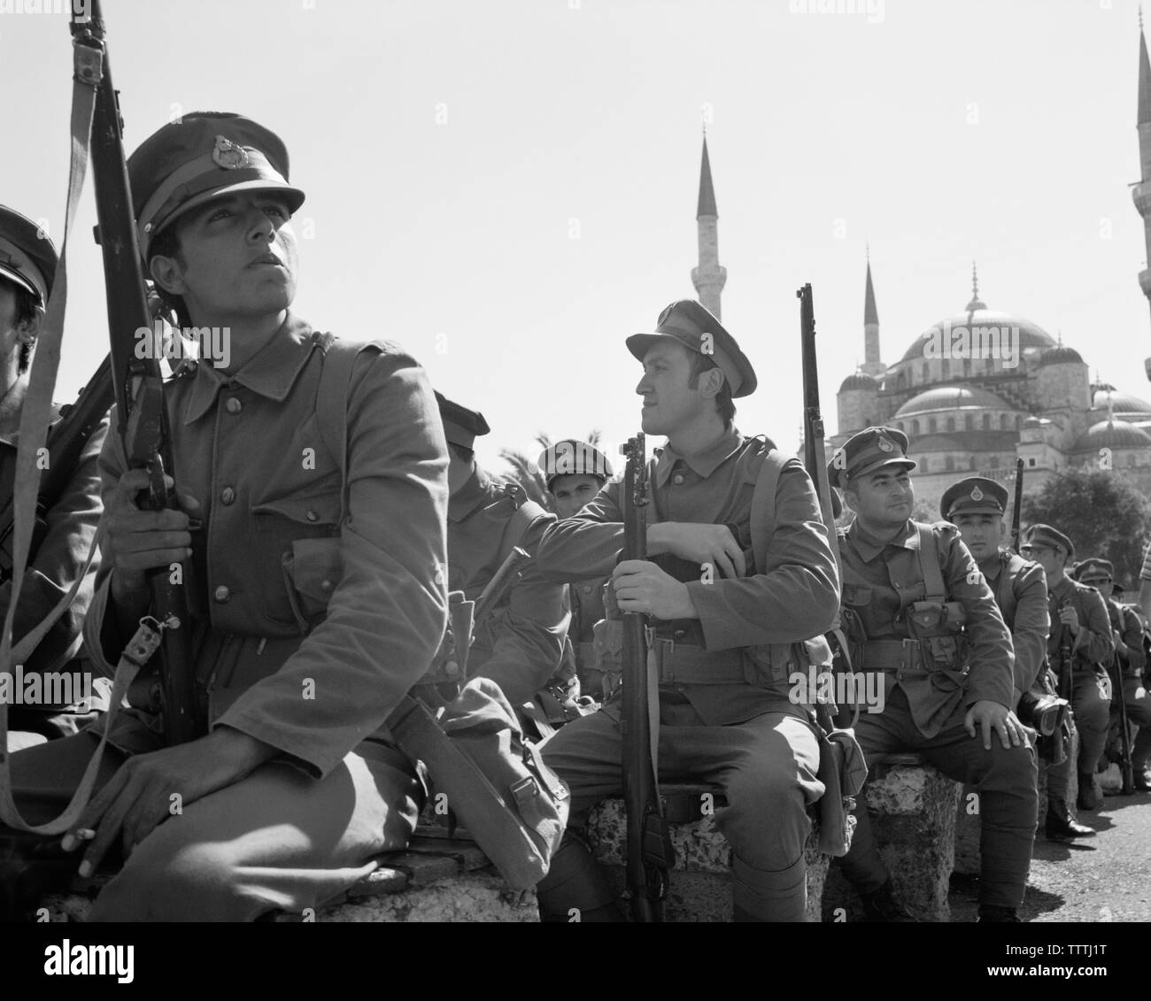La Turquie, Istanbul, acteurs d'uniformes militaires, des canons à la mosquée dans l'arrière-plan (B&W) Banque D'Images