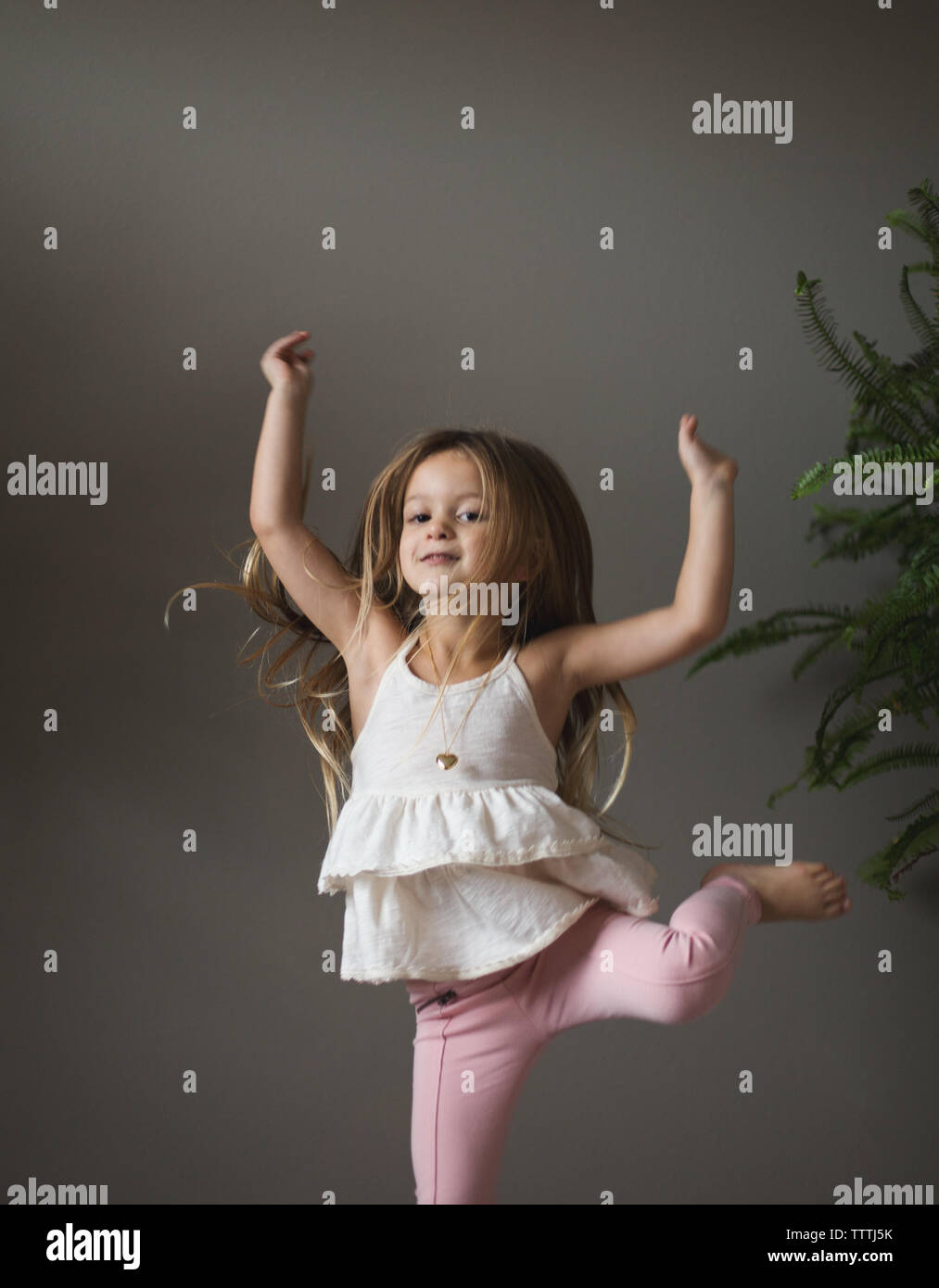 Enfant gracieux avec de beaux cheveux et de mouvement. Banque D'Images