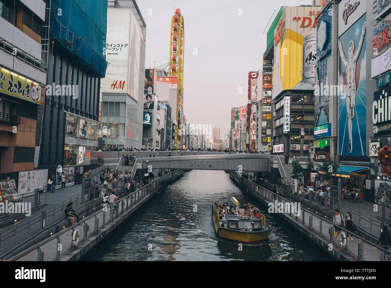 Canal au milieu de bâtiments de Dotonbori city Banque D'Images
