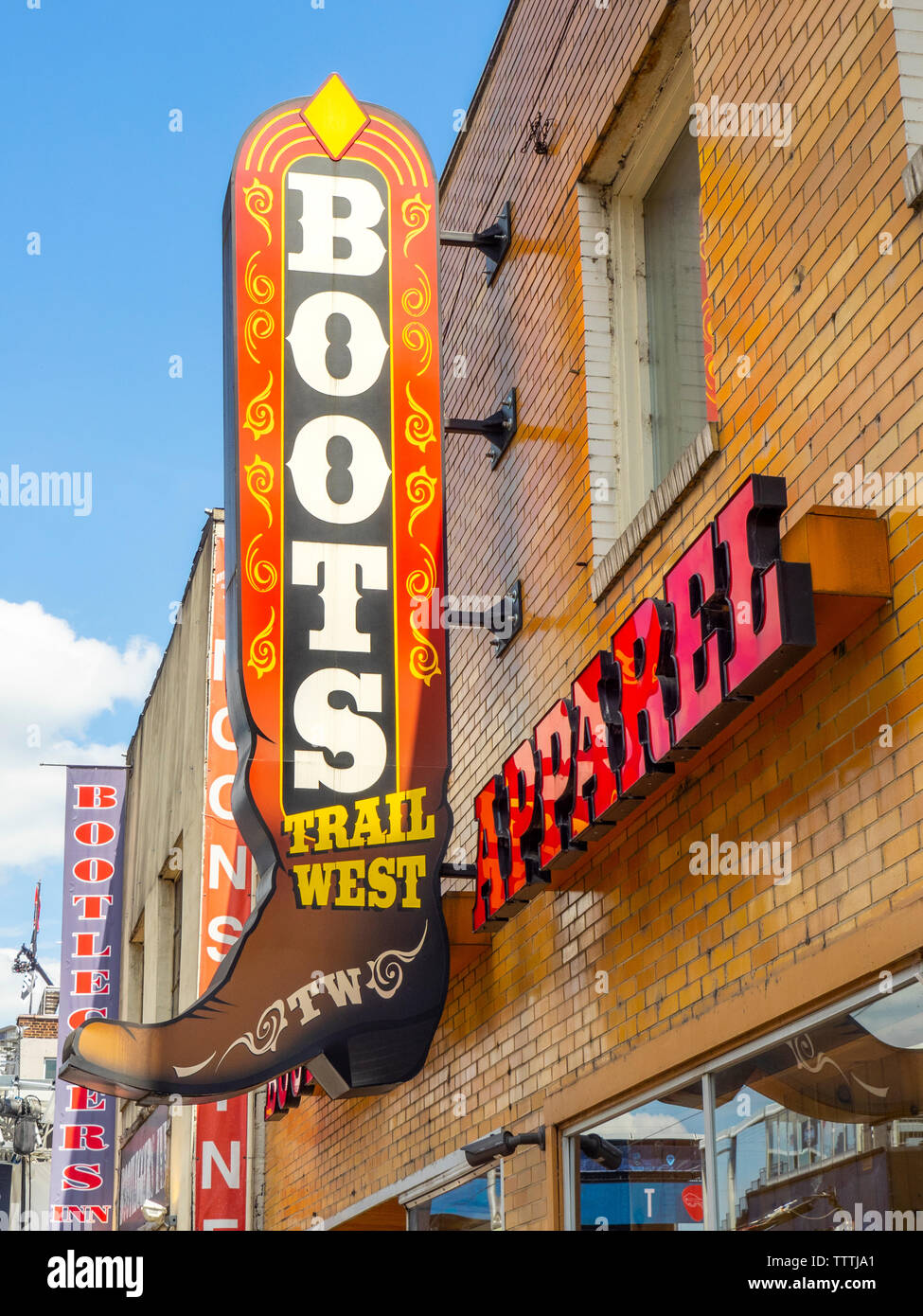L'enseigne au néon sur store vendant des vêtements et des bottes de cow-boy chapeau à Broadway au cours de NFL 2019 Nashville Tennessee USA. Banque D'Images