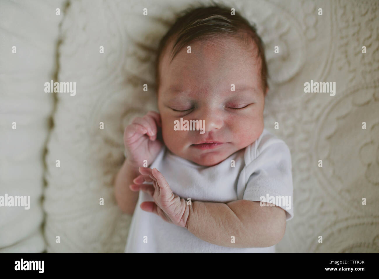 Vue de dessus de baby girl sleeping avec les yeux fermé en crèche Banque D'Images