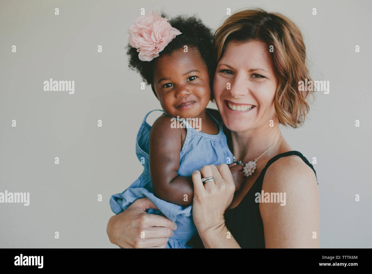 Portrait of happy mother and daughter at home Banque D'Images