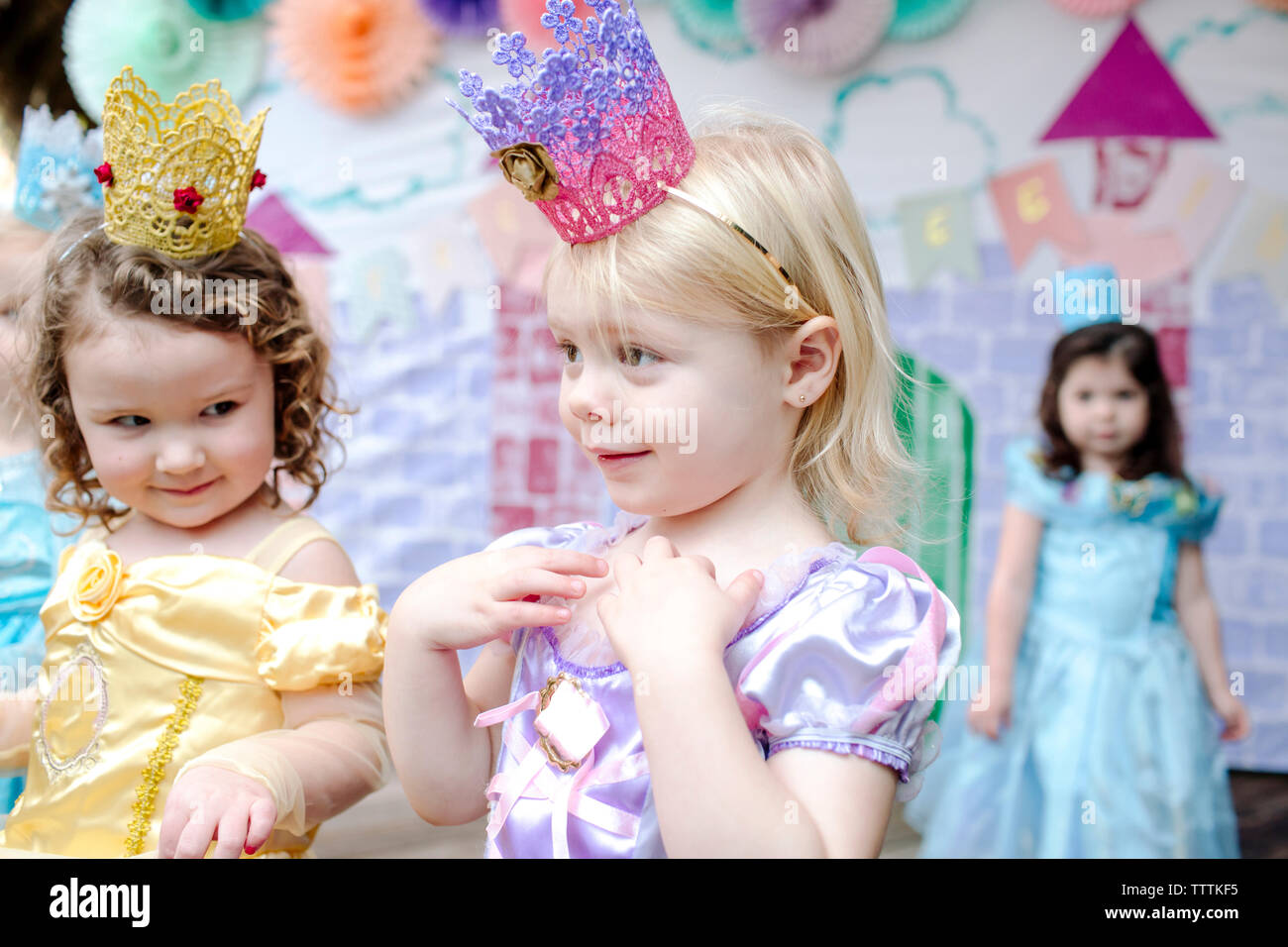 Les filles en robe de princesse au cours de partie Banque D'Images