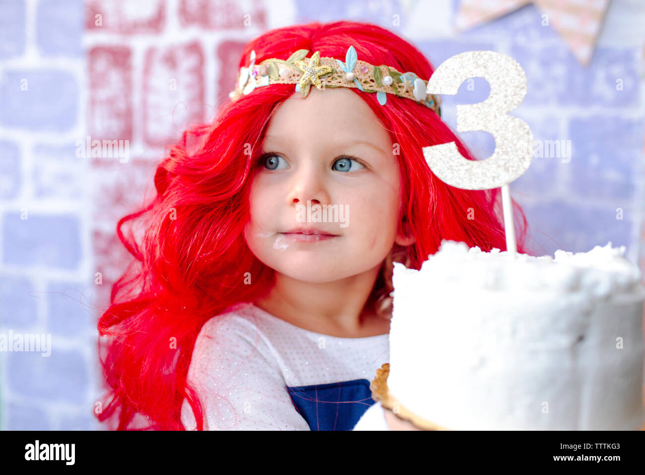 Close-up of girl holding cake avec le numéro 3 au cours de la princesse partie Banque D'Images