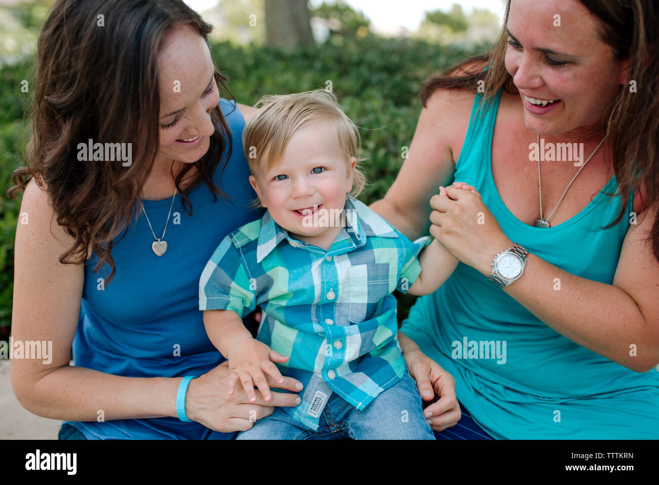 Portrait of cute baby boy avec happy women at park Banque D'Images