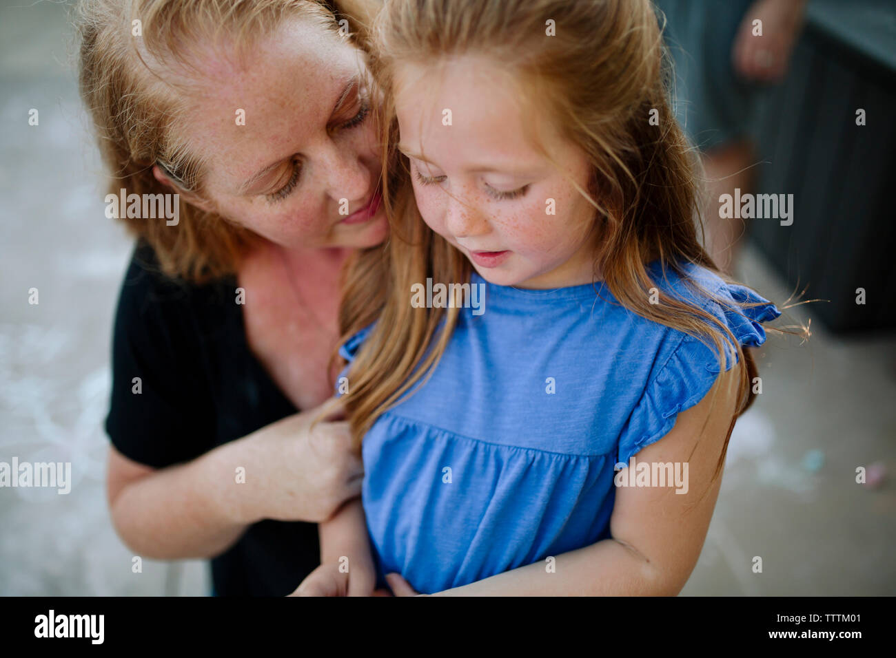 Portrait de Mère fille consolant Banque D'Images