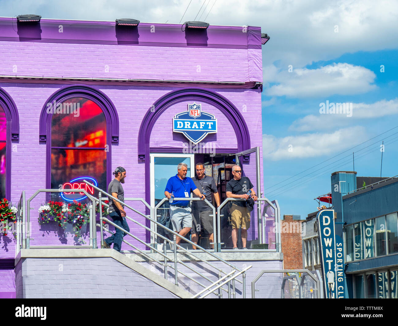 Tootsies Orchid Lounge bar restaurant et salle de concert avec la prolongation temporaire sur la rue Broadway au cours de la NFL Draft 2019 Nashville Tennessee. Banque D'Images