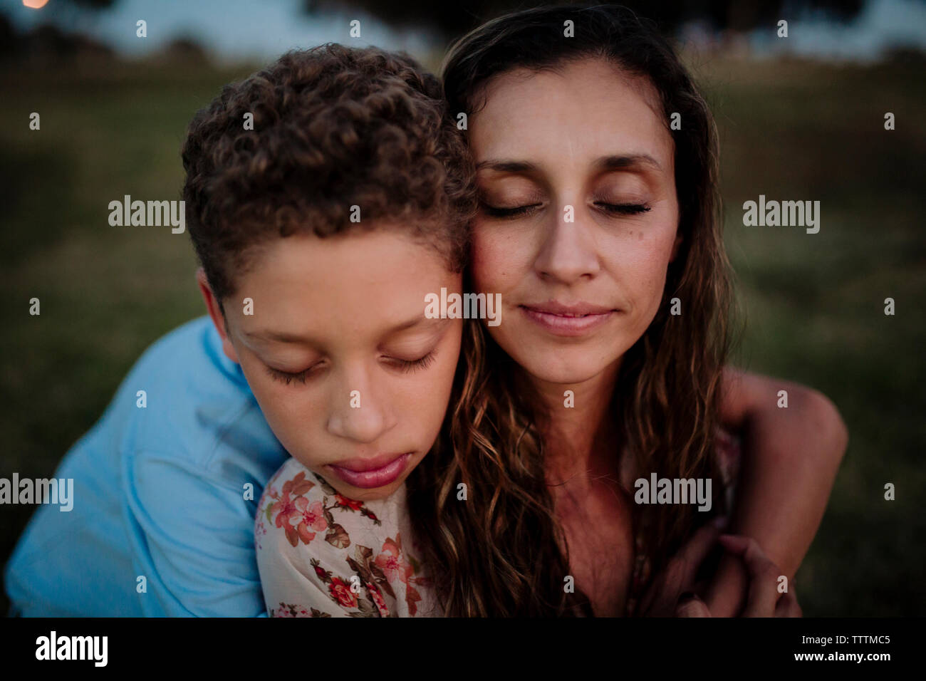 Close-up de la mère et le fils avec les yeux fermé englobant du park Banque D'Images